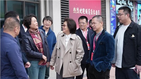 【政企攜手，共繪發(fā)展藍(lán)圖】區(qū)人大常委會(huì)蒞臨我司，共探企業(yè)發(fā)展新篇章